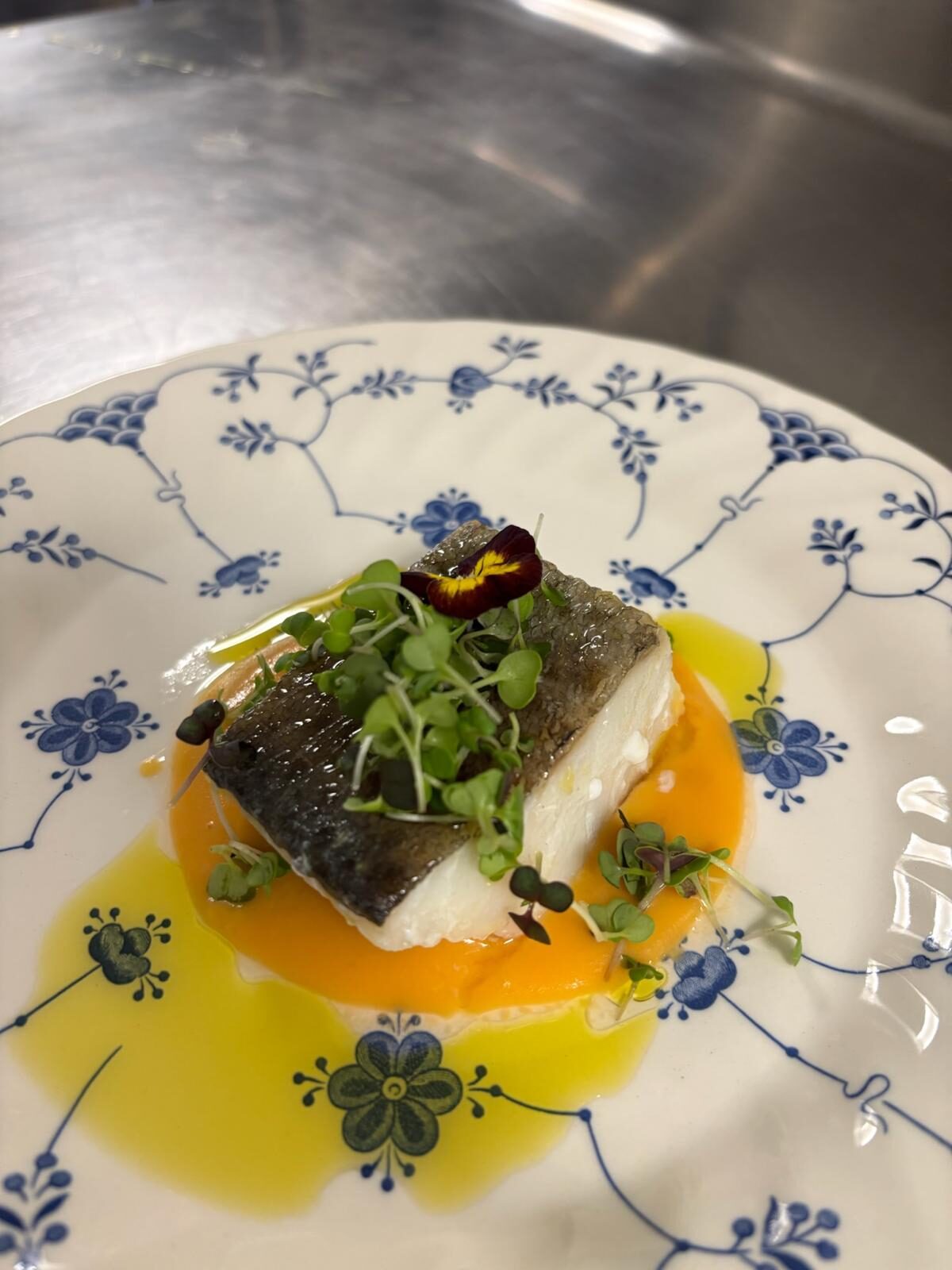 Pescado sobre crema de calabaza